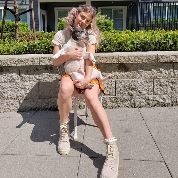 Meet your Posher, Stephanie - Picture 1 of 4